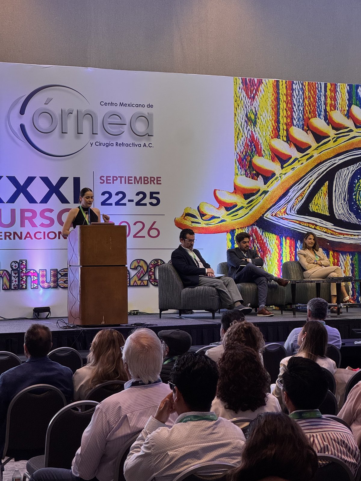 Dr. Ned Davila presenting at the podium of the XXXI International Course of the Mexican Center for Cornea and Refractive Surgery, Chihuahua 2026